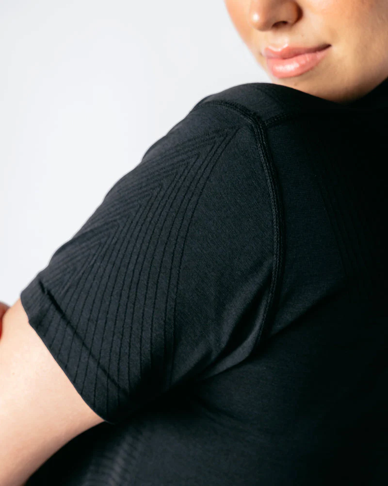 Laser Seamless Workout Tee - Black Onyx - Image 4
