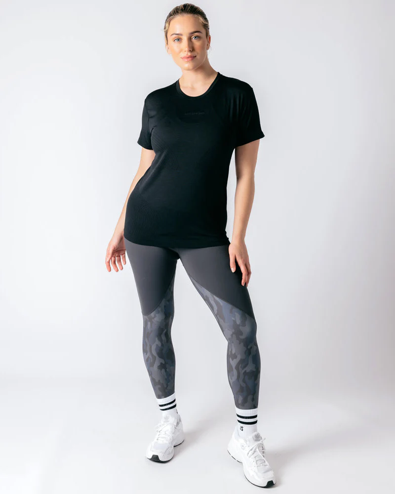 Laser Seamless Workout Tee - Black Onyx - Image 5